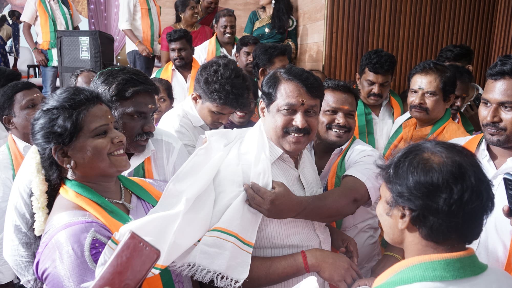 TNVS supporters welcome Senthilkumar at BJP joining event