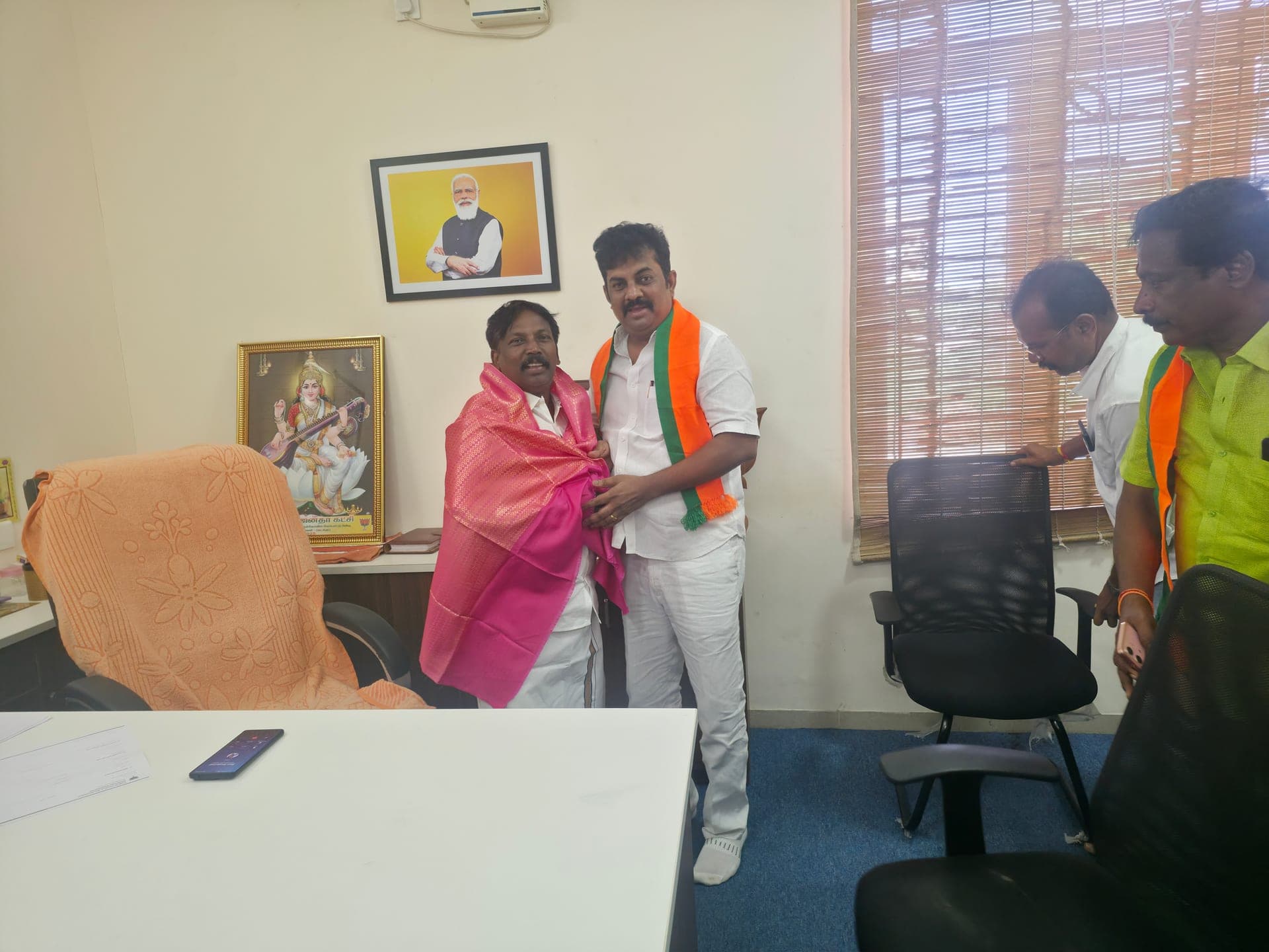 Senthilkumar receiving honour at Tirunelveli BJP office